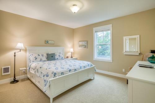 Un dormitorio con una cama blanca y una ventana. en Seaz The Day-Olivia Beach, en Lincoln City