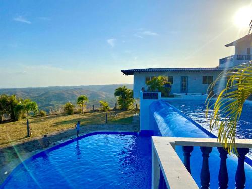 eine Villa mit einem Pool vor einem Haus in der Unterkunft Hotel Eclipse, Playa Coronado in Playa Coronado