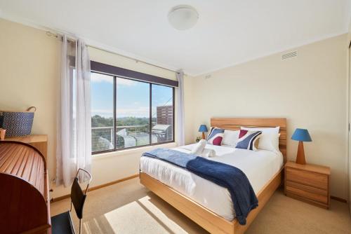 A bed or beds in a room at Bountiful views in Blairgowrie, Beach, wine, bliss