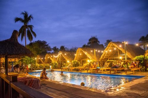 Bazén v ubytování Tiki Hut Hostel nebo v jeho okolí