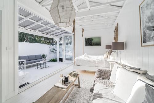 una sala de estar con un sofá y una mesa en The Cove Jervis Bay, en Jervis Bay Village