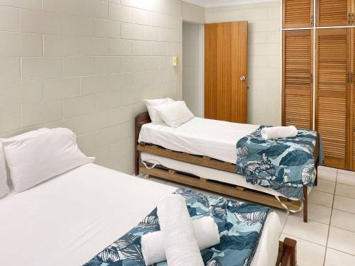 a room with two beds in a hospital at Alma Bay Holiday Unit 4 in Arcadia