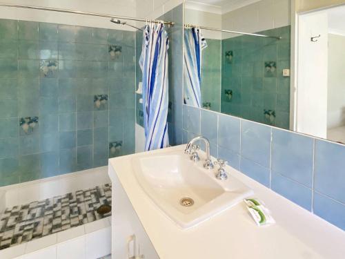 un baño con lavabo y ducha en Alma Bay Holiday Unit 3, en Arcadia