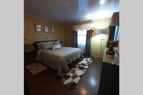 um quarto de hotel com uma cama e uma janela em Casa Pascual em Dalcahue