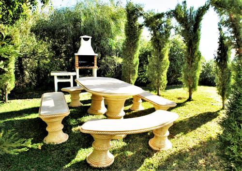 ミハス・コスタにあるVilla Vesta en Mijas sin escalerasの庭のピクニックテーブルとベンチ2脚