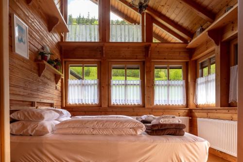 1 dormitorio con 2 camas en una habitación con ventanas en Four Seasons Lodge en Lackenhof