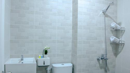 W łazience znajduje się prysznic, toaleta i umywalka. w obiekcie CASAKITA exclusive guest house w mieście Yogyakarta