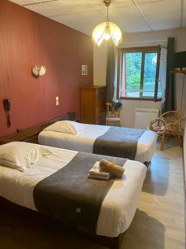 twee bedden in een kamer met rode muren bij Hôtel des Alpes in Aix-les-Bains