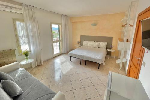 salon z kanapą i stołem w obiekcie Albergo Vittoria w mieście Toscolano Maderno