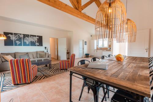 un salon avec une table et des chaises en bois dans l'établissement Les Forges Villas - 5 room villa for 8 people, à Vasles