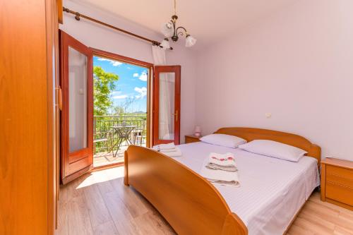 Un pat sau paturi într-o cameră la Apartments Marina Veskovic
