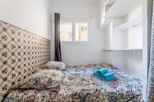 un lit avec une paire de chaussures bleues assises sur lui dans l'établissement Les pieds dans l'eau par Dodo-a-Cassis, à Cassis