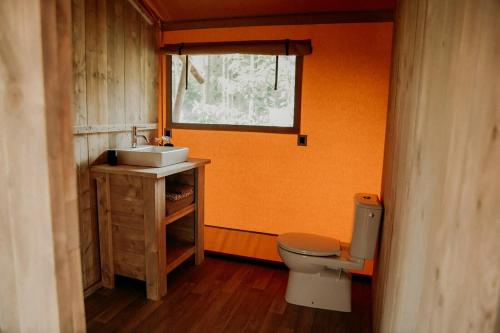 Koupelna v ubytování Safaritent met privé sanitair - met weids uitzicht
