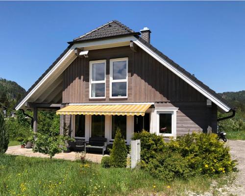 a small house with a black roof at Ferienwohnung Lechglück in Pflach