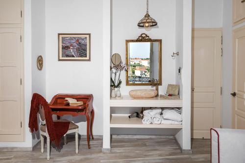 a room with a desk and a mirror and a table at Galaxa Mansion in Galaxidhion