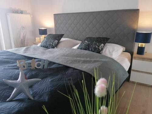 um quarto com uma cama com uma estrela do mar em Polanki Park u Marty - Basen kryty em Kolobrzeg