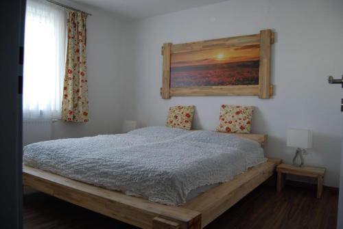 - une chambre avec un lit et une peinture murale dans l'établissement Ferienwohnung Polzer, à Hörmanns bei Weitra