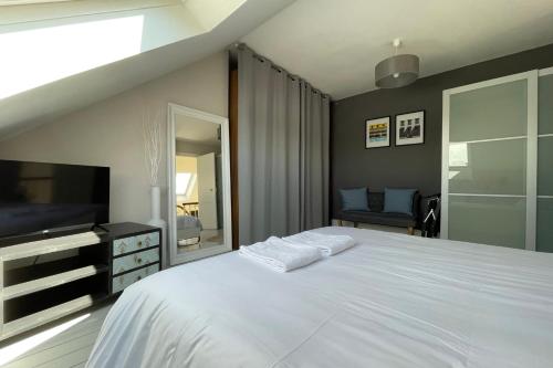 Ένα ή περισσότερα κρεβάτια σε δωμάτιο στο Superb duplex near the Halles de Tours