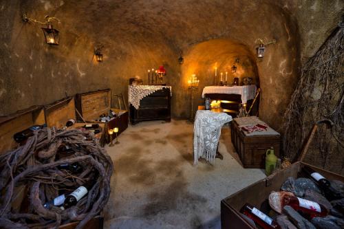 une ancienne cave avec une pièce remplie de bouteilles de vin dans l'établissement Mystagoge cave pool/jacuzzi, cellar and hammam, à Vóthon