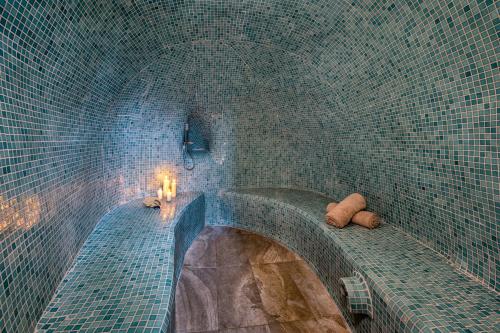 Zimmer mit Ziegelwand und Tunnel in der Unterkunft Mystagoge cave pool/jacuzzi, cellar and hammam in Vóthon