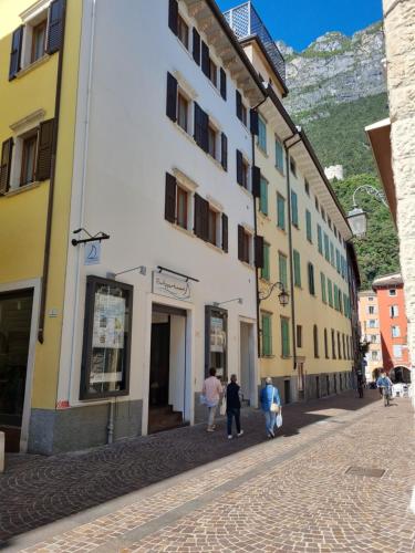 um grupo de pessoas andando por uma rua em RivAppartamenti em Riva del Garda