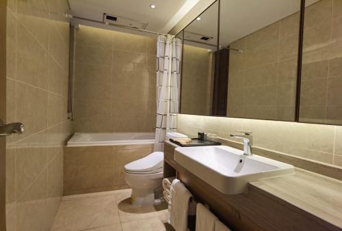 Ένα μπάνιο στο Home Plus Hotel