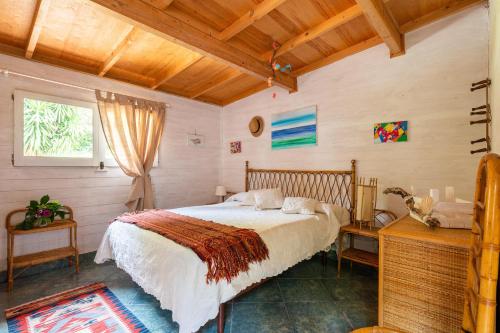 ein Schlafzimmer mit einem großen Bett und einem Fenster in der Unterkunft Villa Cassiopea in Terrasini
