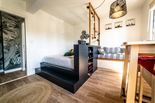 une chambre avec un lit, un canapé et une table dans l'établissement Le Cocon Urbain - 1 Chambre, à Brive-la-Gaillarde