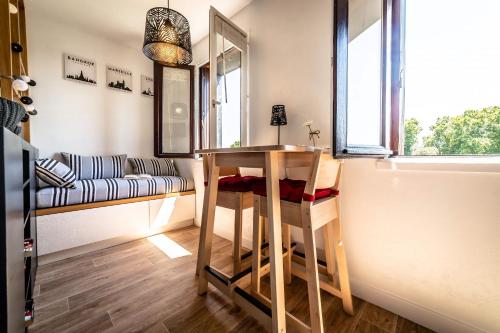 une cuisine avec une table et des chaises dans une pièce dans l'établissement Le Cocon Urbain - 1 Chambre, à Brive-la-Gaillarde