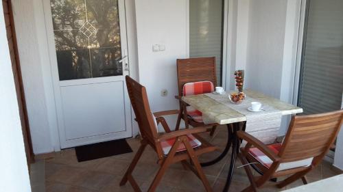 a dining room with a table and chairs and a window at Ferienhaus Vesna in Vinjerac