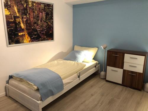 sypialnia z łóżkiem i obrazem na ścianie w obiekcie Apartment Blickfang Winterberg w mieście Winterberg
