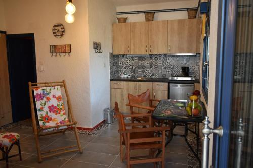 una cocina con mesa, sillas y una pintura en Sissi View en Sissi