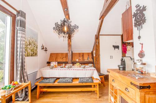 een slaapkamer met een bed in een kamer met houten meubilair bij chalet la colline in Lans-en-Vercors