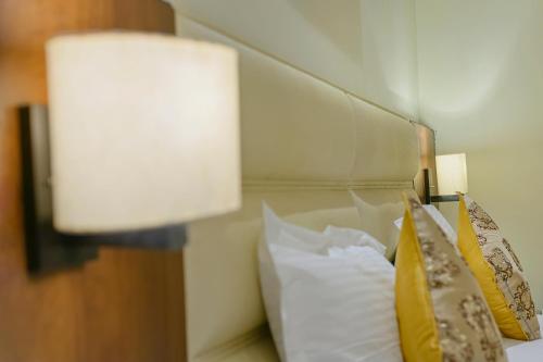 Hotel Hira Inn-10mins From Railway Station & Bus Stationにあるベッド
