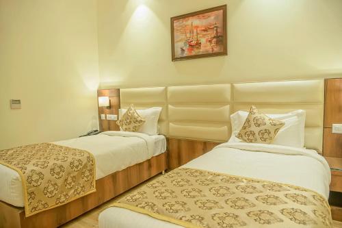Hotel Hira Inn-10mins From Railway Station & Bus Stationにあるベッド