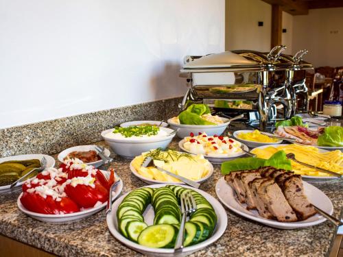 un buffet con molti piatti da mangiare su un bancone di Żelazne Wrota a Białka