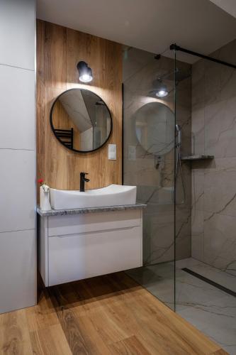 Koupelna v ubytování Aparthotel Rabiań-SKI ZEWNETRZNY BASEN ORAZ JACUZZI Z PODGRZEWANĄ WODĄ SALA ZABAW I DMUCHANIEC