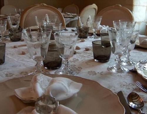 - une table avec des verres à vin dans l'établissement Chateau De Charge, à Razines
