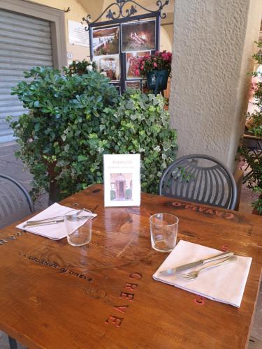 a wooden table with a box on top of it at Albergo Giovanni Da Verrazzano in Greve in Chianti