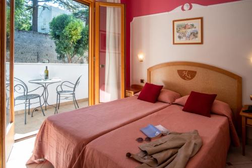 sypialnia z łóżkiem i dwiema książkami na nim w obiekcie Hotel Savoia Sorrento w Sorrento