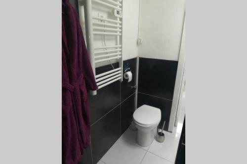 A bathroom at Appartement neuf à Boussu - Près de la France - Séjour Détente