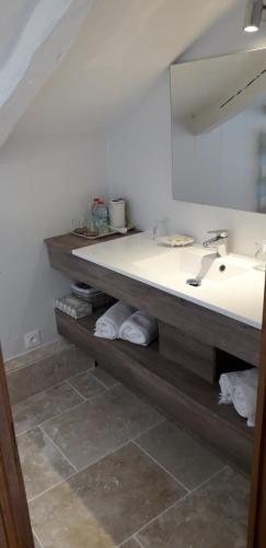 ein Bad mit einem Waschbecken und einem Spiegel in der Unterkunft Chambres d'hôtes Gela Itsasoa Océan in Ciboure