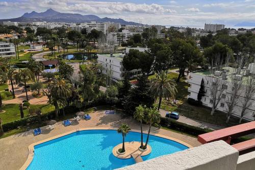 einen Luftblick auf einen Pool in einer Stadt in der Unterkunft The BEST Views in Alcúdia - 7th floor studio in Alcúdia