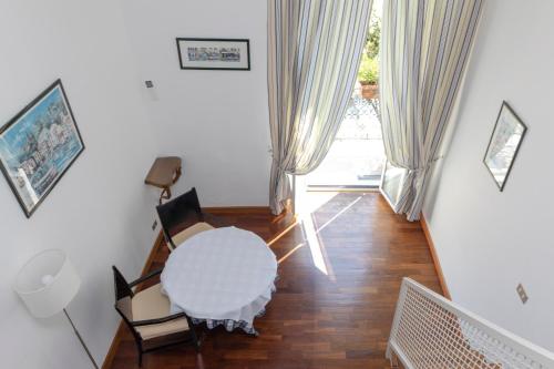 Habitación con mesa, sillas y ventana en Albergo Nazionale en Portofino