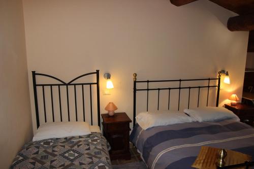 two beds sitting next to each other in a bedroom at Agriturismo Capriccio Di Giove in Cansano
