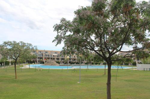 聖喬治的住宿－Panorámica Golfmar c/ Generalitat，公园里的树,带有游泳池