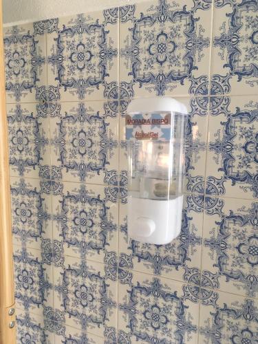 a kitchen with a blue and white tile wall at Moradia Bispo in Aljubarrota
