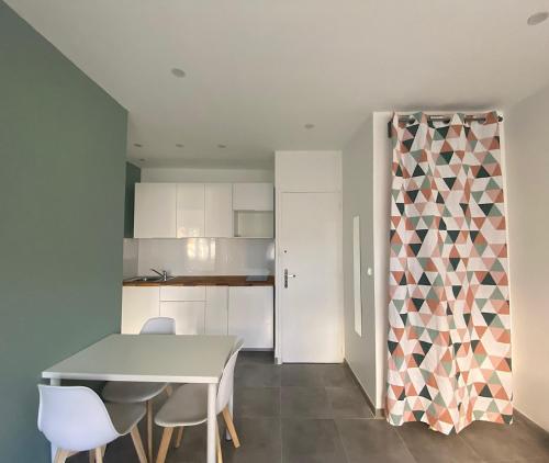 une cuisine et une salle à manger avec une table et des chaises dans l'établissement La Mascotte, à La Ciotat