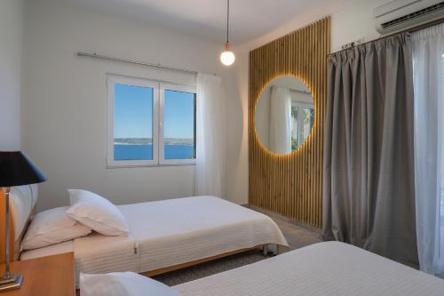Postel nebo postele na pokoji v ubytování Villa Nicolas Plaka With Sea View