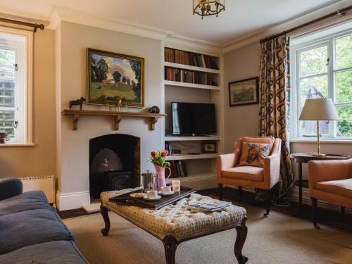 A seating area at Sudeley Castle Guest Cottage